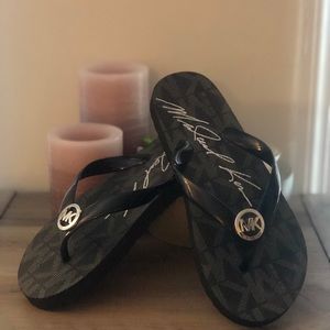 ⛔️SOLD⛔️ Michael Kors flip flops